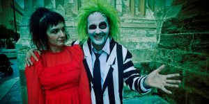 Actores representando leyendas de fantasmas y misterios en las calles de Sevilla durante una ruta teatralizada nocturna.