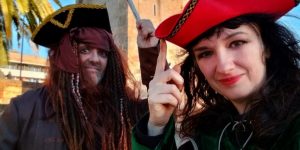 Actores disfrazados de piratas en la Ruta de los Piratas de Sevilla, junto al río Guadalquivir, contando leyendas y aventuras marineras.
